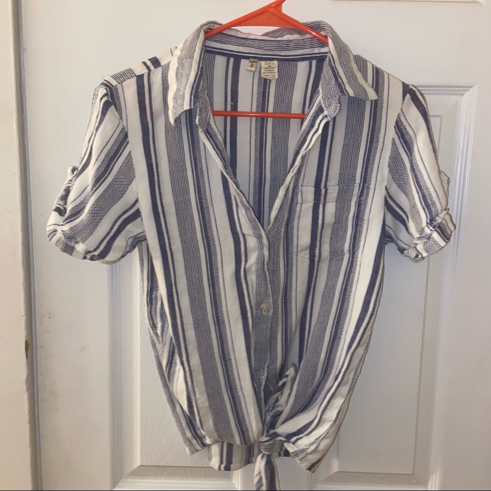T-Shirt with buttons & knot tie size small